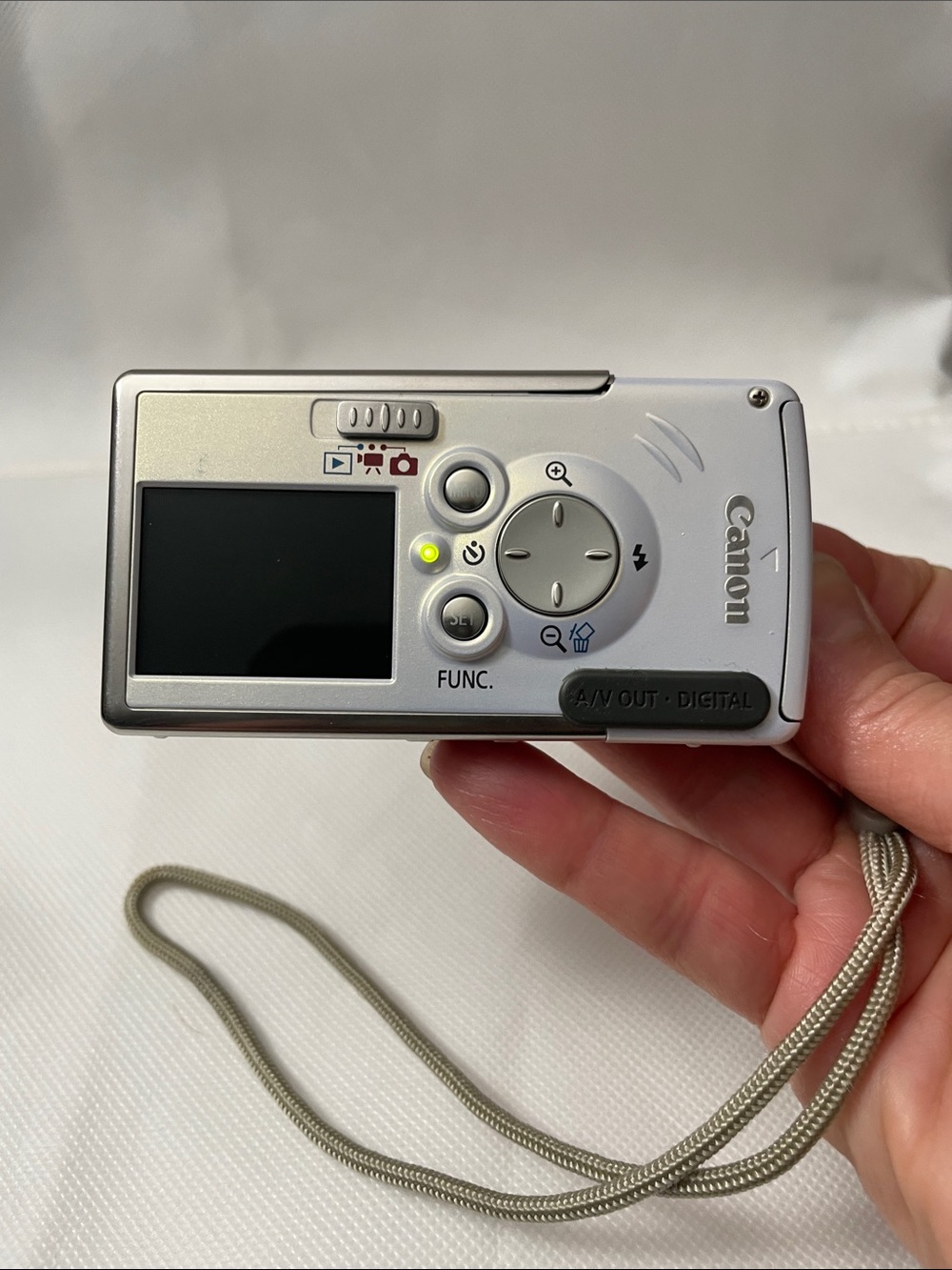Canon PowerShot SD100 Silver Digital Camera with Charger & Cables - Picture 6 of 10